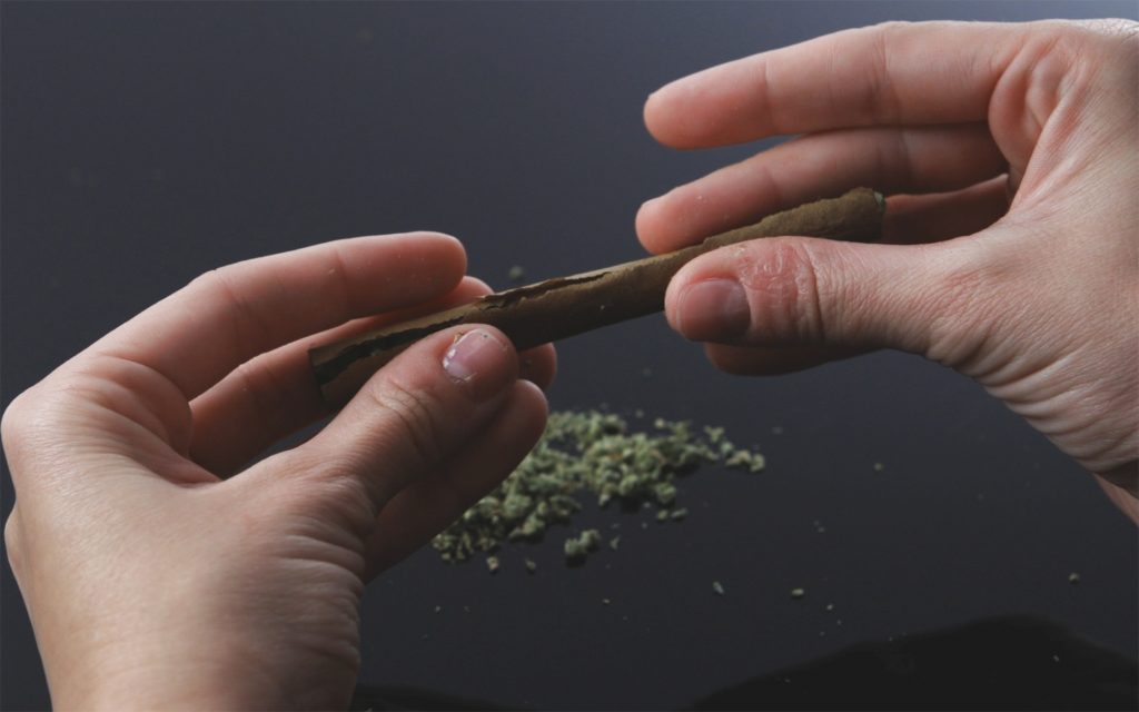 step-by-step guide on how to roll a blunt
