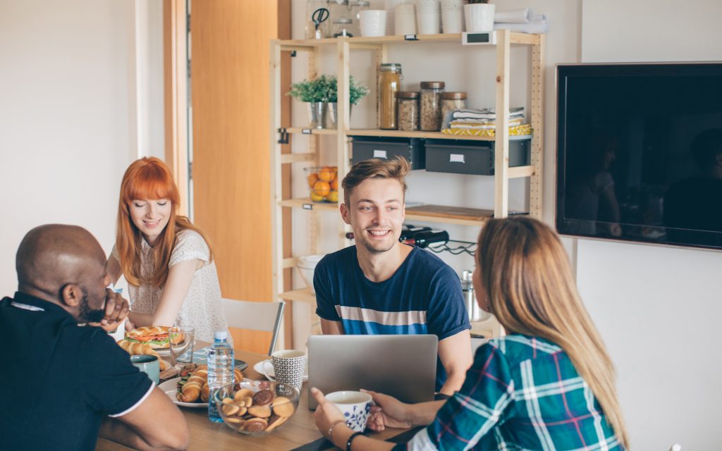 How to Help Your Friends Who Are Smoking Cannabis for the First Time