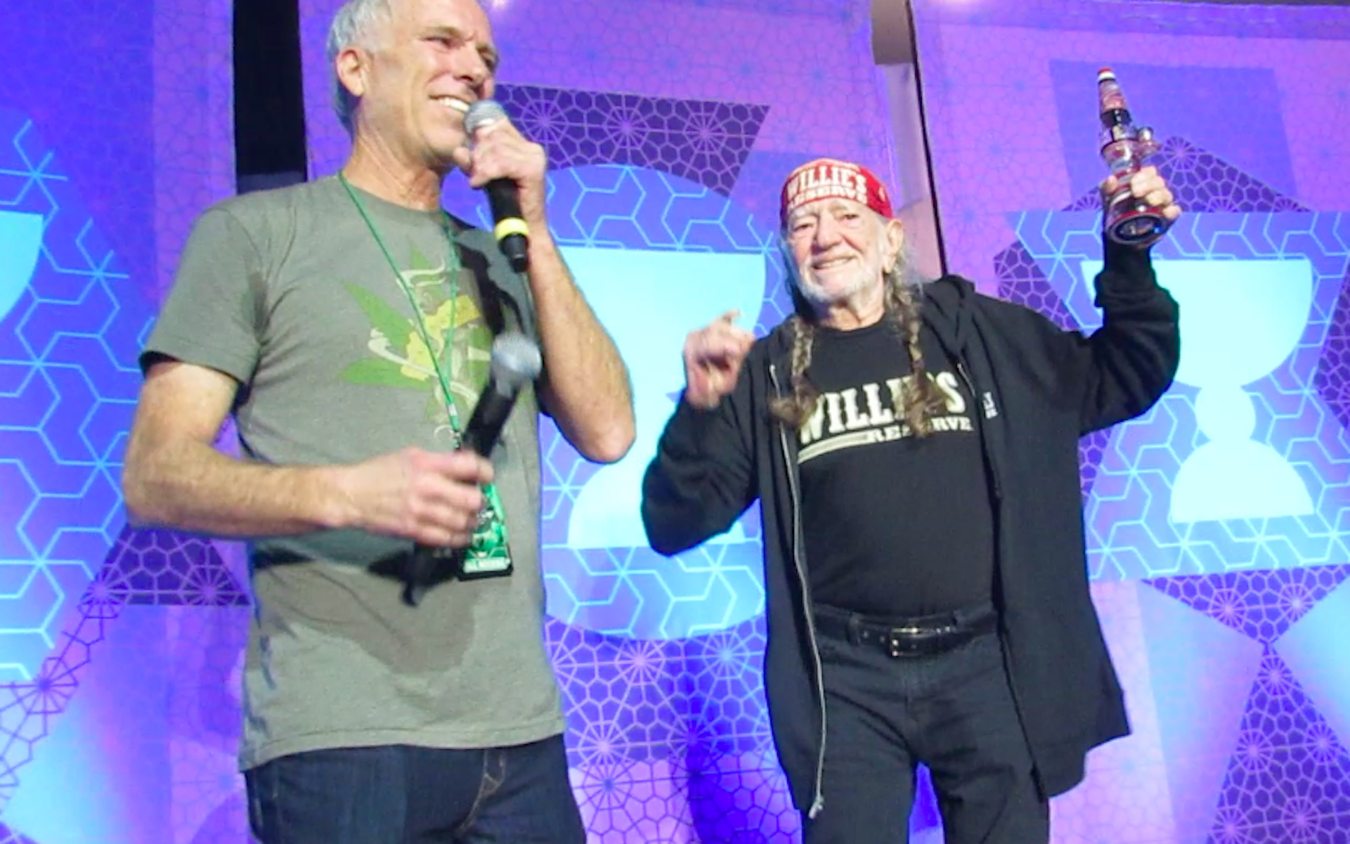 Willie Nelson holds up his award, a custom Bluegrass “lamp” bubbler. Cup organizer Tim Blake has been trying to book Willie for years. (David Downs/Leafly)