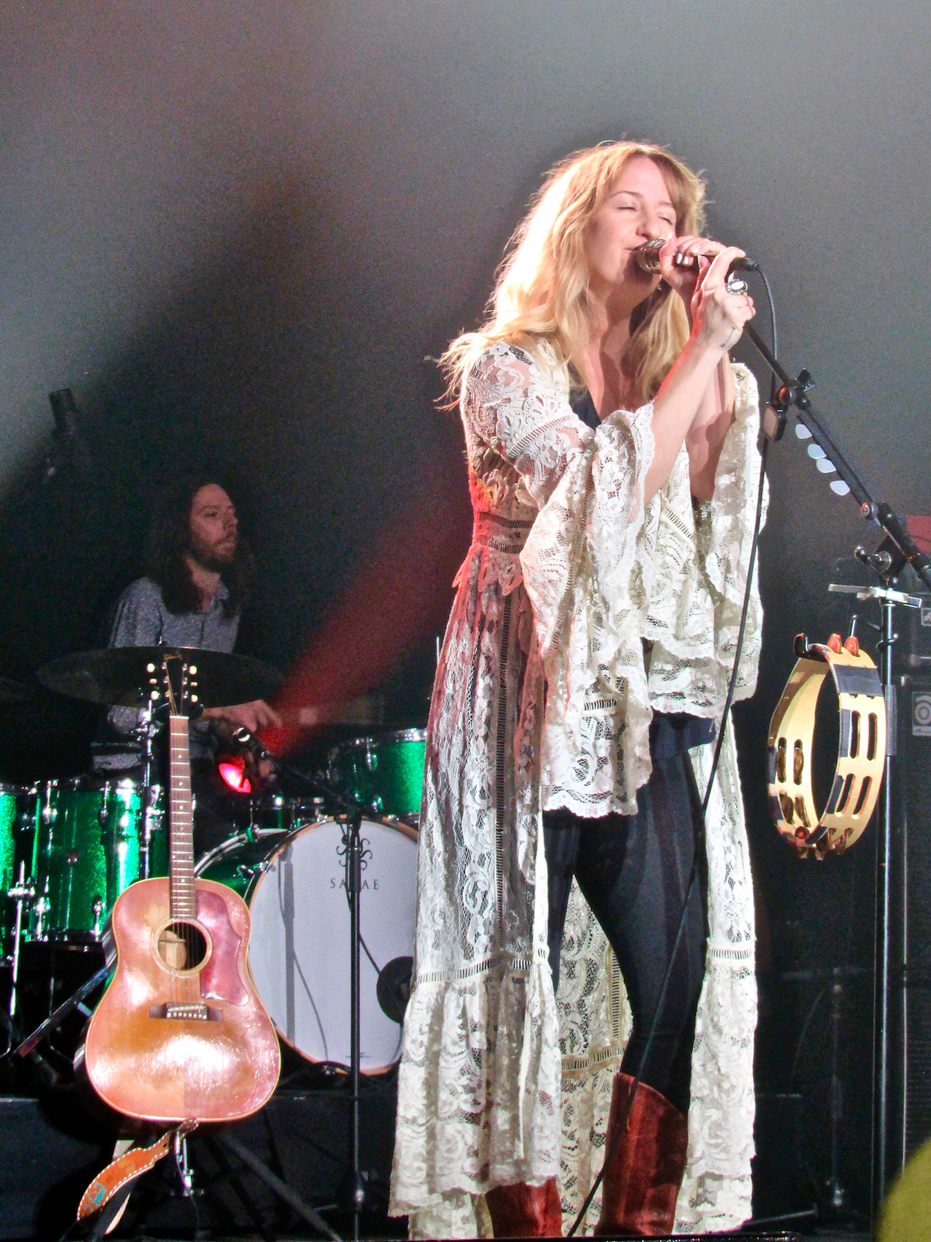 Grammy-nominated country artist Margot Price belts out a tune after introducing her new Willie’s Reserve sativa Pineapple Wonder. (David Downs/Leafly)